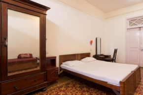 Отель Bed and Breakfast at Colaba  Мумбаи